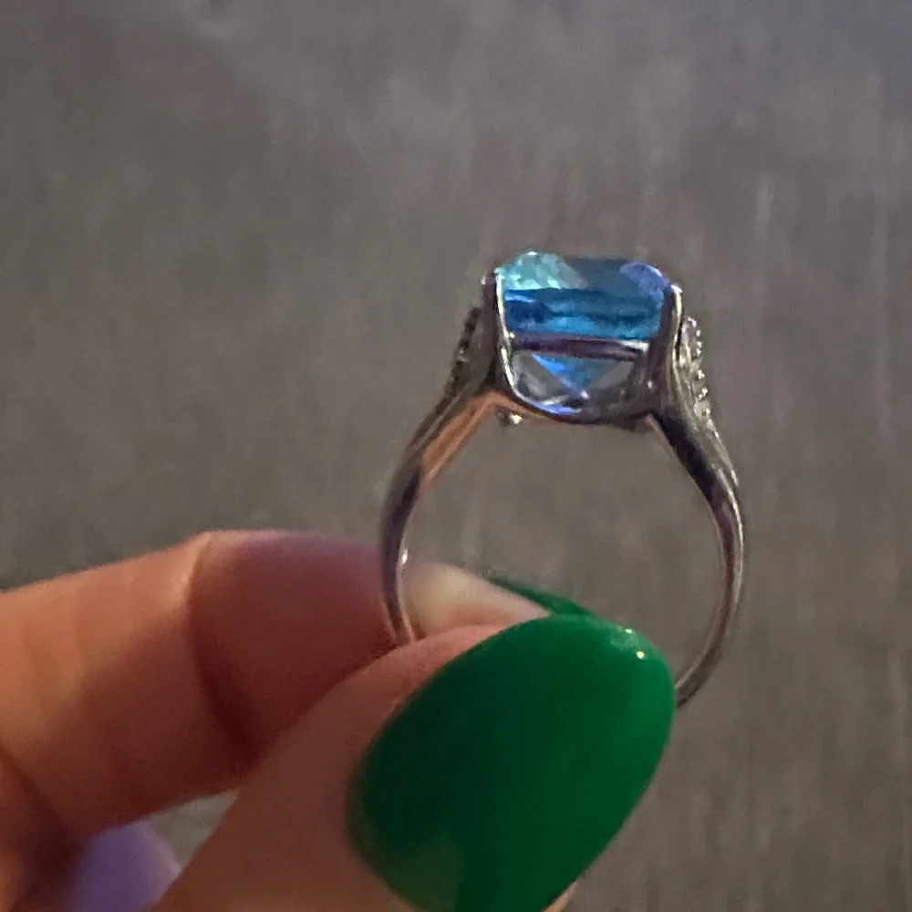 Cushion 3 karat Swiss Blue Topaz, 10K White Gold Ring. - Picture 5 of 8